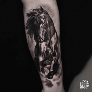 tatuaje_brazo_caballo_logiabarcelona_mario_guerrero    